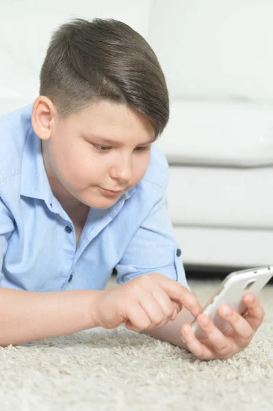 Evde Oyun Oynarken Smartphone Ile Genç Çocuk — Stok fotoğraf
