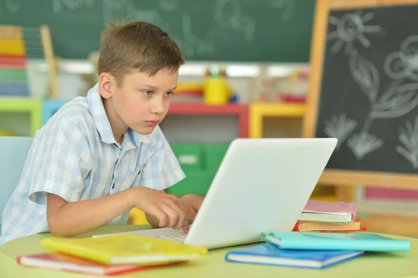 Junge Benutzt Laptop Klassenzimmer — Stockfoto