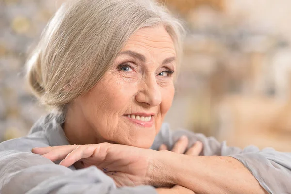 Retrato Cerca Una Hermosa Mujer Mayor Posando Casa — Foto de Stock