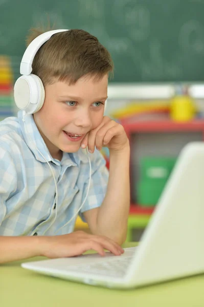 Niño Pequeño Con Auriculares Usando Portátil Aula —  Fotos de Stock