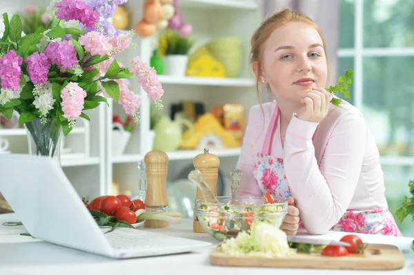 Linda Chica Adolescente Preparando Ensalada Fresca Mesa Cocina — Foto de Stock