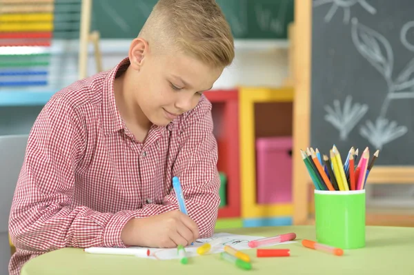 Ładny Chłopak Rysunek Ołówków Klasie — Zdjęcie stockowe