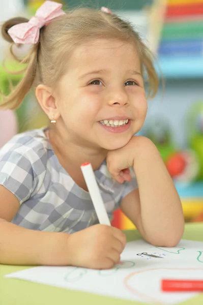 Carino Bambina Disegno Con Pennarello Mentre Seduto Tavola Nella Sua — Foto Stock