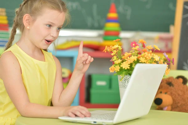 Menina Emocional Usando Laptop Apontando Com Dedo Para Quarto — Fotografia de Stock