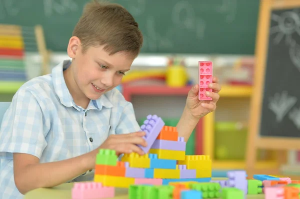 Chłopiec Bawi Się Kolorowe Bloki Tworzyw Sztucznych — Zdjęcie stockowe