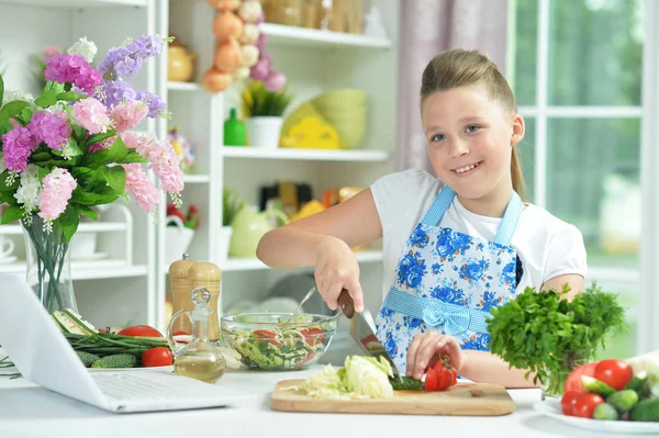 Cute Teen Dziewczyna Przygotowuje Świeże Sałatki Stole Kuchni — Zdjęcie stockowe