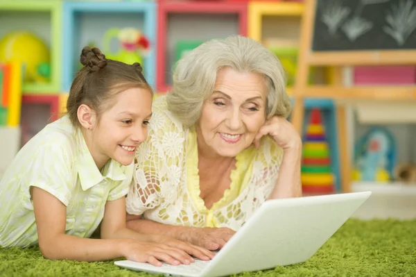 Ritratto Della Nonna Della Figlia Che Usano Computer Portatile Moderno — Foto Stock