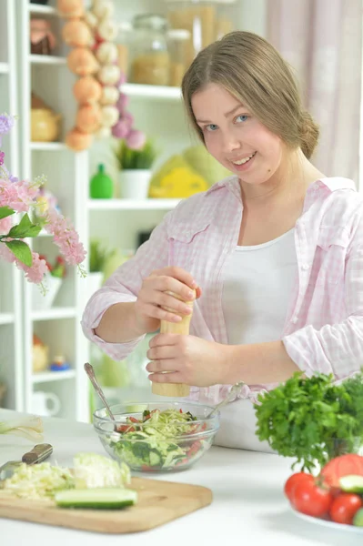 Sevimli Genç Kız Mutfak Masasının Üzerinde Taze Salata Hazırlık — Stok fotoğraf