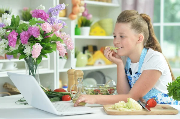 Cute Teen Girl Preparing Fresh Salad Kitchen Table — Stock Photo, Image