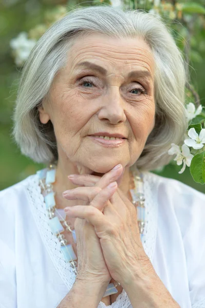 Happy Beautifil Femme Âgée Posant Dans Parc — Photo