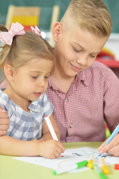 Frère Sœur Souriants Dessinant Avec Des Stylos Feutre Ensemble Intérieur — Photo