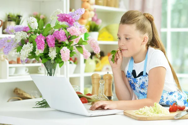 Симпатична Дівчина Підліток Використовує Ноутбук Під Час Приготування Свіжого Салату — стокове фото