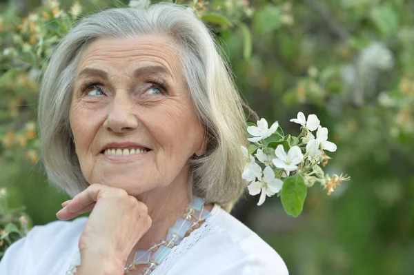 Gelukkig Beautifil Oudere Vrouw Poseren Park — Stockfoto