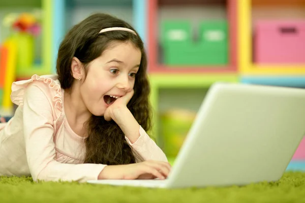 Emocjonalne Słodkie Dziewczyny Pomocą Laptopa Leżąc Zielony Podłogi Domu — Zdjęcie stockowe