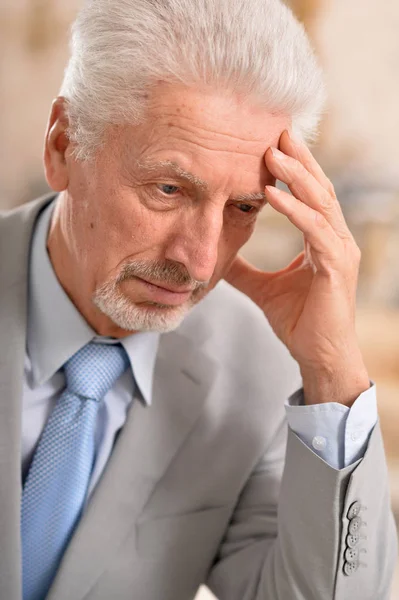 Senior Mand Med Hovedpine Holder Hånd Panden Derhjemme - Stock-foto