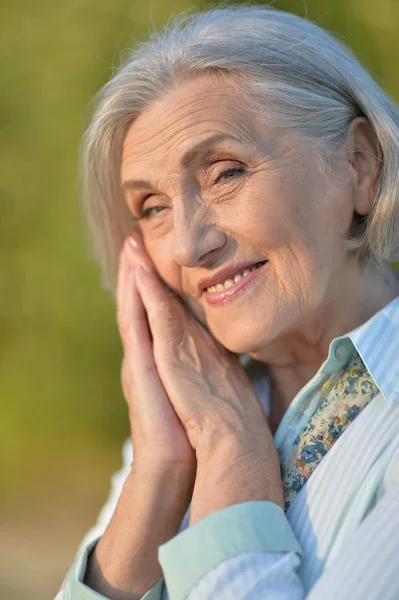 Femeie Bătrână Fericită Care Pozează Aer Liber — Fotografie, imagine de stoc