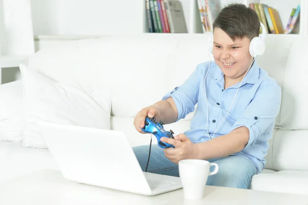 Menino Emocional Jogando Jogo Computador Com Laptop — Fotografia de Stock