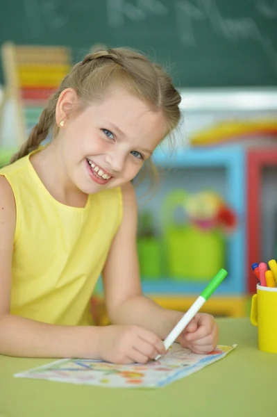 Мила Дівчинка Малює Фетровою Ручкою Сидячи Столом Своїй Кімнаті — стокове фото