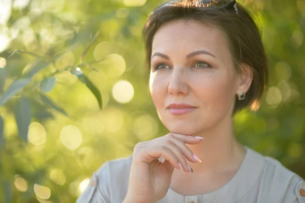 Belle Jeune Femme Repos Dans Parc — Photo