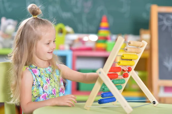 Malá Holčička Seděla Stolu Počítání Abacus — Stock fotografie