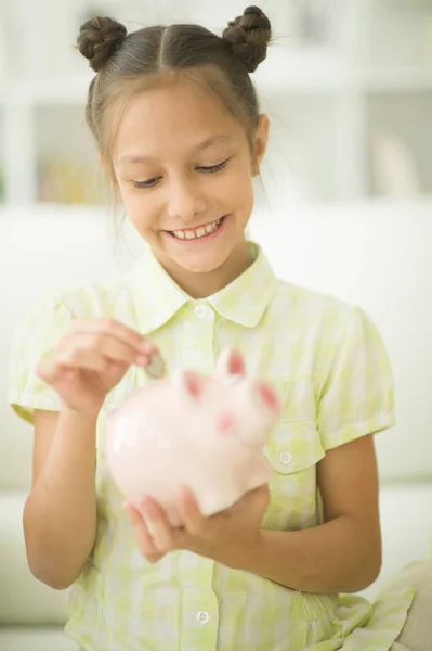 Menina Bonito Com Banco Porquinho Casa — Fotografia de Stock