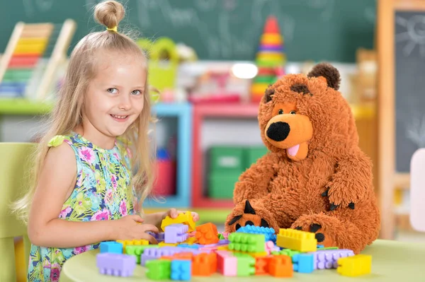 Niña Jugando Con Bloques Plástico Colores —  Fotos de Stock