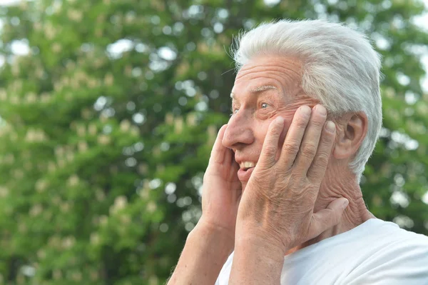 Lycklig Senior Man Parken Sommar — Stockfoto