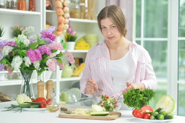Menina Adolescente Bonito Preparar Salada Fresca Mesa Cozinha — Fotografia de Stock
