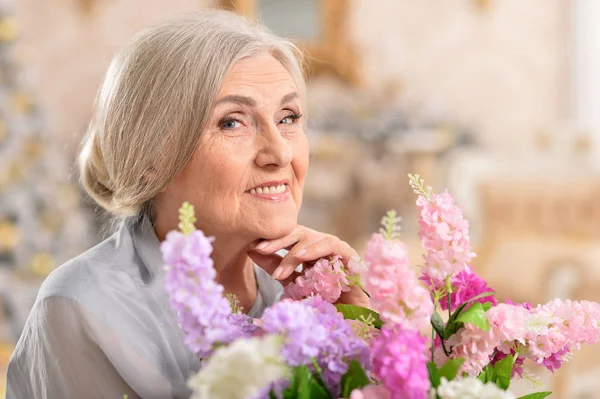 Retrato Cerca Una Hermosa Mujer Mayor Posando Casa — Foto de Stock