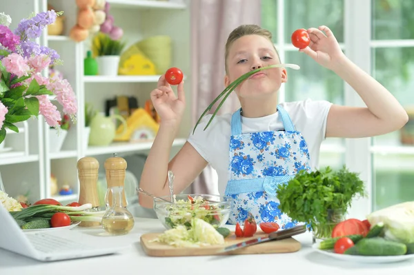 Cute Teen Dziewczyna Przygotowuje Świeże Sałatki Stole Kuchni — Zdjęcie stockowe