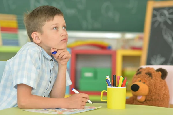 Retrato Niño Lindo Dibujo Con Lápices Aula — Foto de Stock