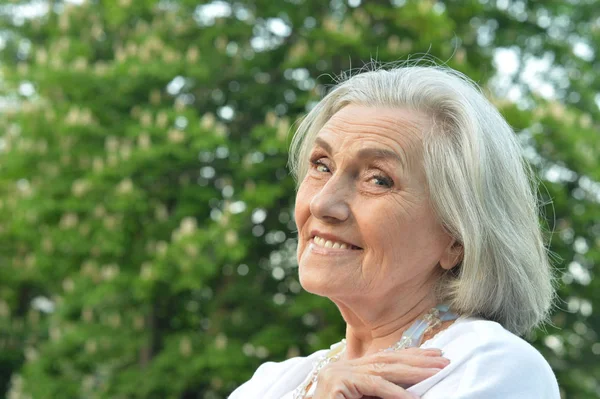 Ευτυχισμένος Ωραία Ηλικιωμένη Γυναίκα Που Παρουσιάζουν Στο Πάρκο — Φωτογραφία Αρχείου