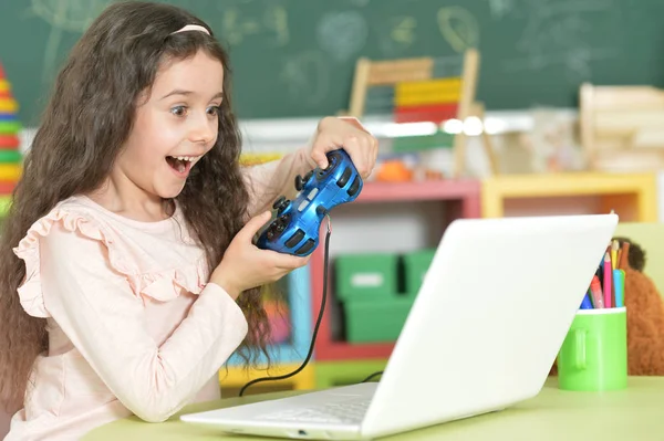 Meisje met behulp van moderne laptop — Stockfoto