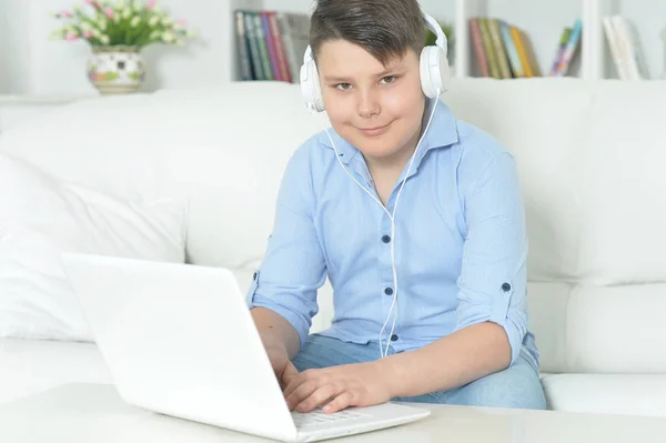 Menino Com Fones Ouvido Usando Laptop Casa — Fotografia de Stock