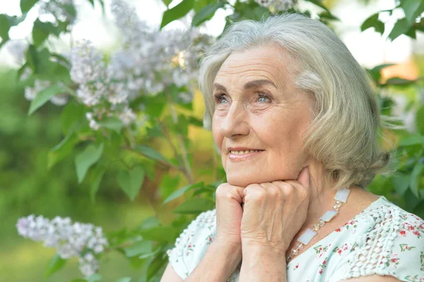 Leende Äldre Kvinna Poserar Sommaren Park — Stockfoto