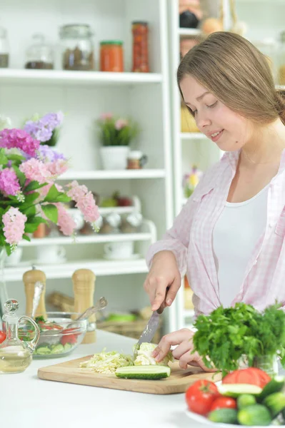 Søt Tenåringsjente Som Lager Fersk Salat Kjøkkenbordet – stockfoto