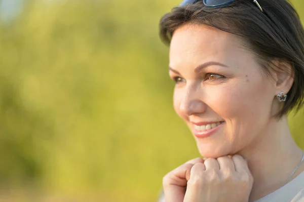 Beautiful Young Woman Resting Park — Stock Photo, Image