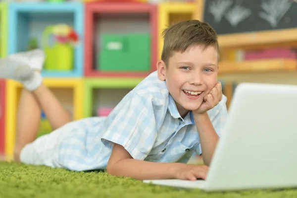 Jongen Met Behulp Van Laptop Terwijl Liggend Vloer Verlaten — Stockfoto