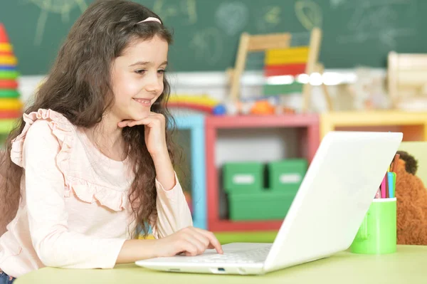 Menina usando laptop moderno — Fotografia de Stock