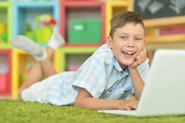 Saiu Menino Usando Laptop Enquanto Deitado Chão — Fotografia de Stock