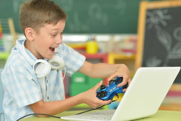 Эмоциональный Мальчик Играет Компьютерные Игры Ноутбуком — стоковое фото