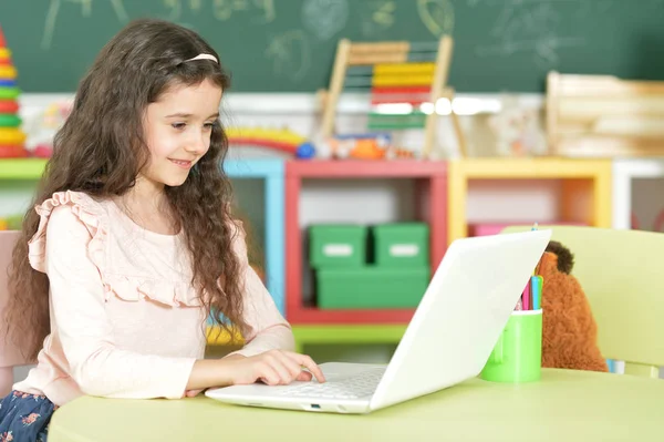 Mädchen mit modernem Laptop — Stockfoto