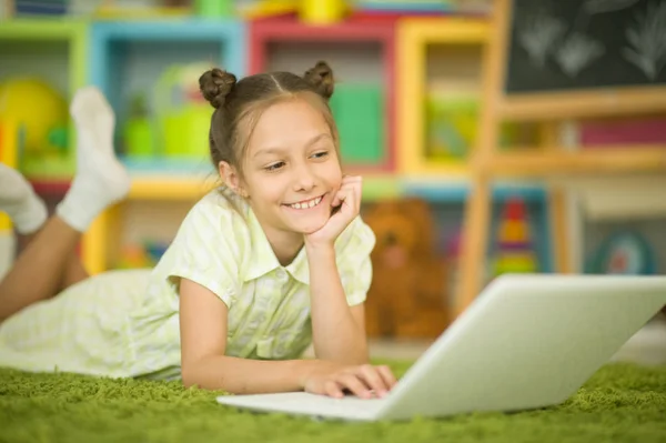 Nettes Mädchen Mit Laptop Während Sie Hause Auf Dem Boden — Stockfoto
