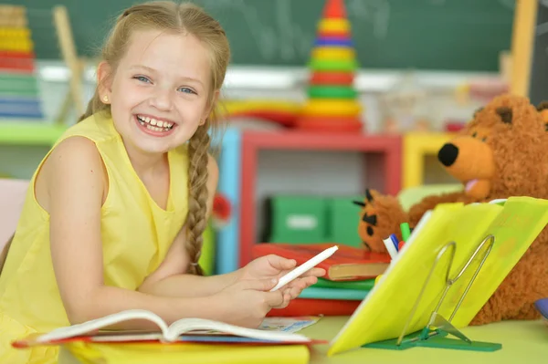 Känslomässiga Skolflicka Gör Läxor Klassrummet — Stockfoto