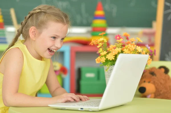 Menina Emocional Usando Laptop Seu Quarto — Fotografia de Stock