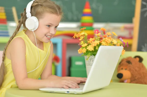 Emotionele Meisje Hoofdtelefoons Met Behulp Van Laptop Haar Kamer — Stockfoto