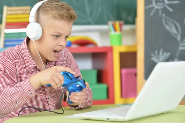Tiener Jongen Hoofdtelefoon Spelen Van Computerspel Met Laptop Klas — Stockfoto