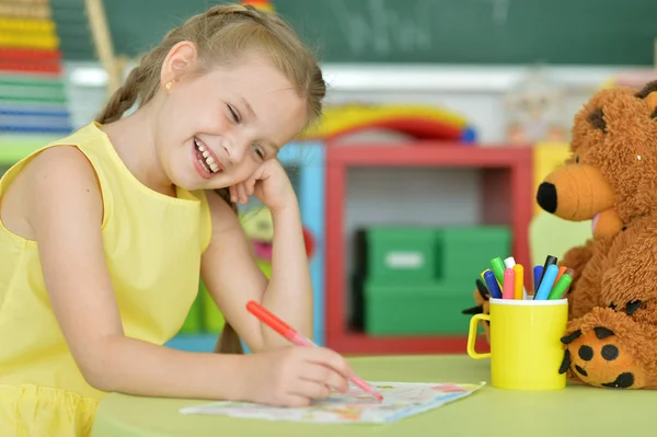 Linda Niña Dibujando Con Pluma Fieltro Mientras Sienta Mesa Habitación — Foto de Stock