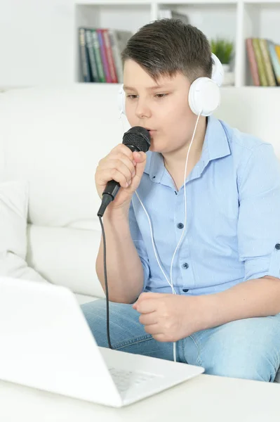 Porträtt Pojke Med Mikrofon Sjunger Hemma — Stockfoto