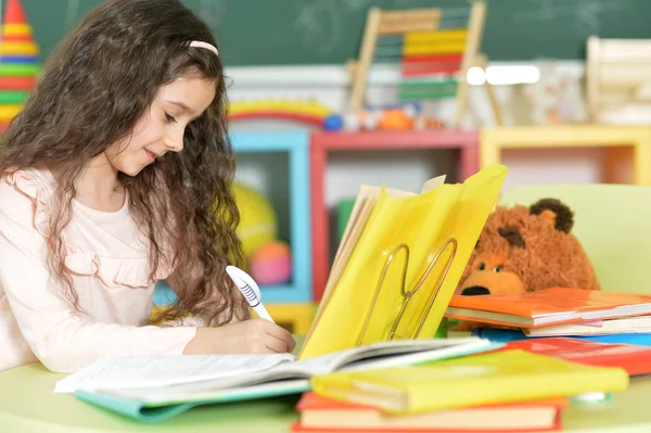 Nettes Kleines Schulmädchen Lernt Hause — Stockfoto